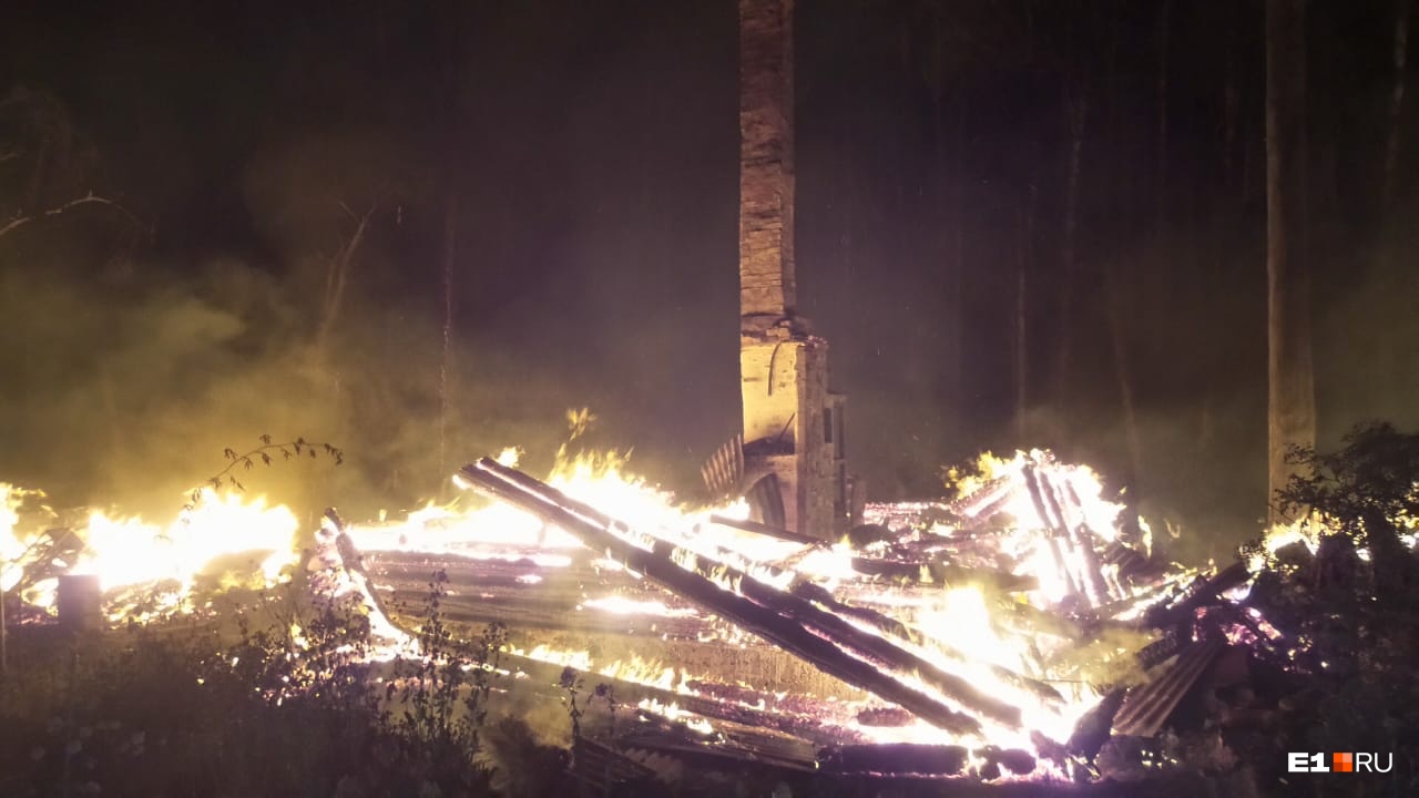 В свердловском СНТ «Энергостроитель» — огромный пожар. Сгорело уже 10 домов