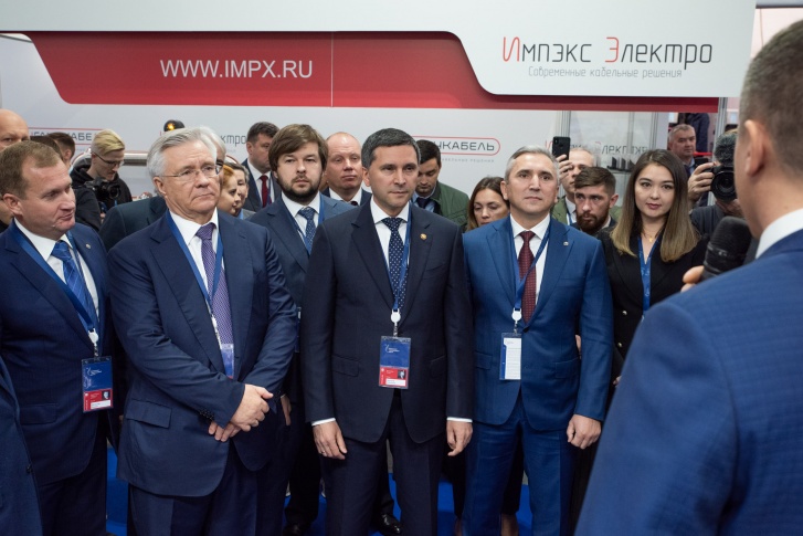 Руководит «Сургутнефтегазом» многие годы Владимир Богданов (второй слева) Руководит «Сургутнефтегазом» многие годы Владимир Богданов (второй слева)