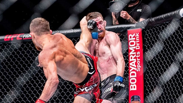 Омский боец Петр Ян завоевал пояс временного чемпиона UFC в легчайшем весе