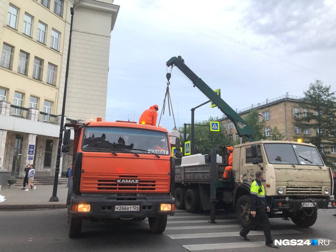 А где-то устанавливают бетонные блоки А где-то устанавливают бетонные блоки