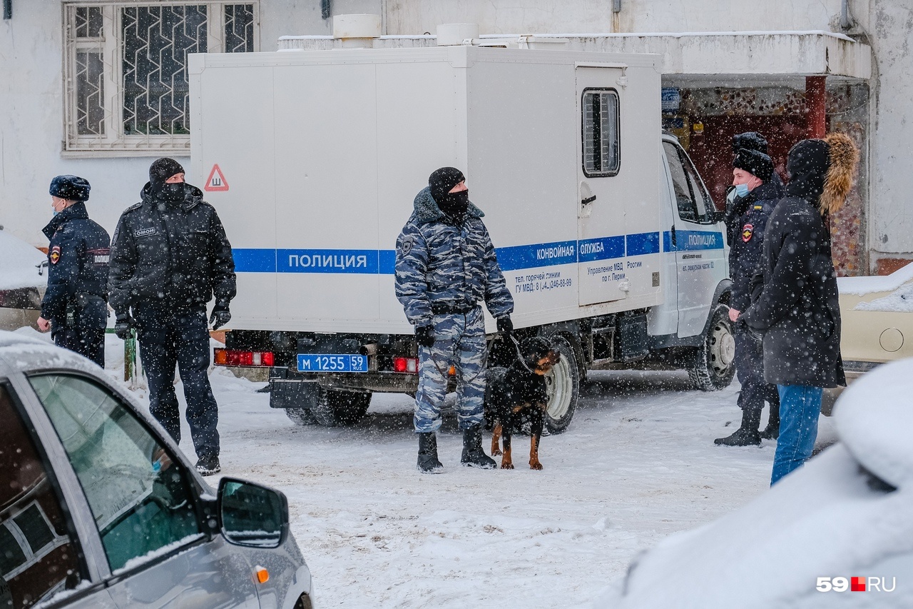 Во двор дома приехал автозак. Скоро начнутся следственные действия Во двор дома приехал автозак. Скоро начнутся следственные действия