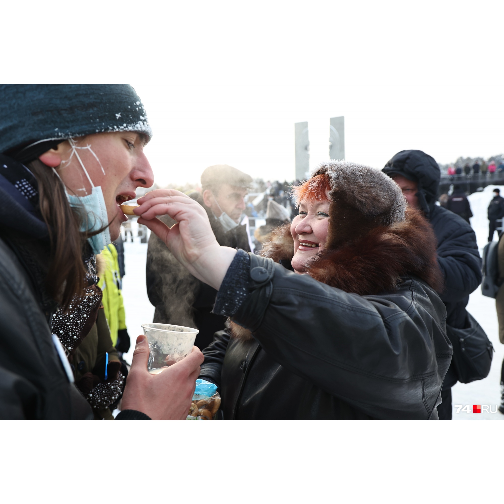 Участники митинга помогали друг другу согреться Участники митинга помогали друг другу согреться 