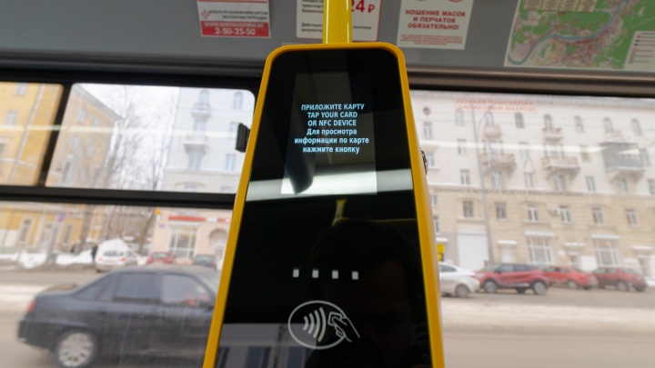 Пассажиров автобусов и трамваев в Перми предупреждают о возможных перебоях при оплате картами