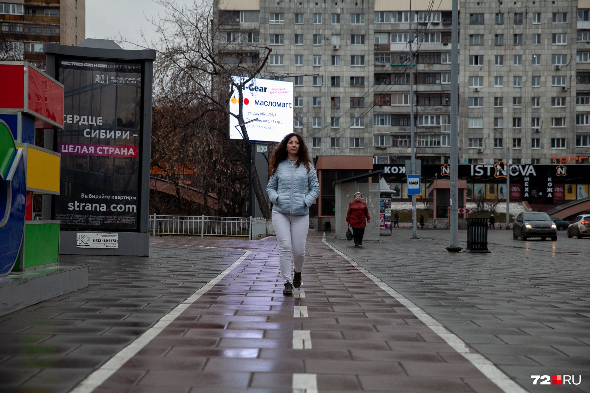Смотрите, на площади и на пешеходной, и велосипедной зонах чистота. Конечно, немного мокро после дождя, но даже для самых дорогих и привередливых сапог — пройти не проблема Смотрите, на площади и на пешеходной, и велосипедной зонах чистота. Конечно, немного мокро после дождя, но даже для самых дорогих и привередливых сапог — пройти не проблема