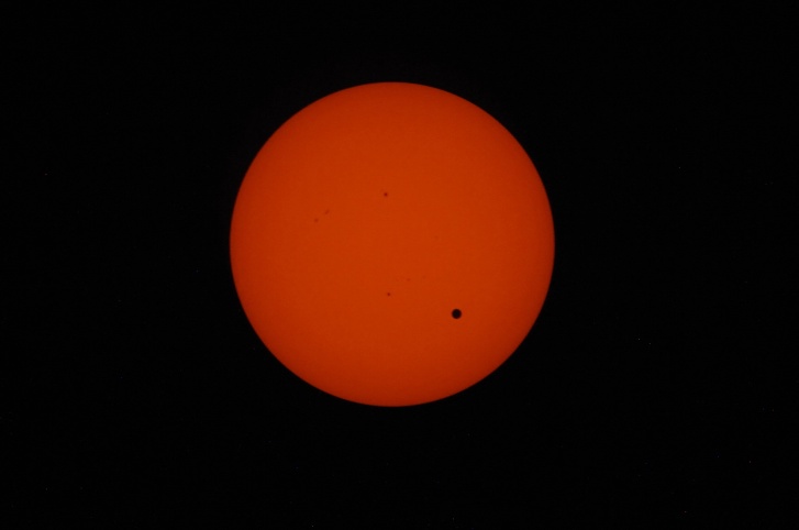 Восхождение Венеры на фоне Солнца в объективе членов экспедиции <nobr class="_">МКС-32</nobr>