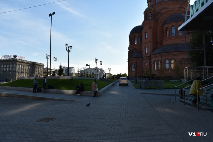 Автомобиль припарковался прямо перед только что открывшимся собором Александра Невского Автомобиль припарковался прямо перед только что открывшимся собором Александра Невского
