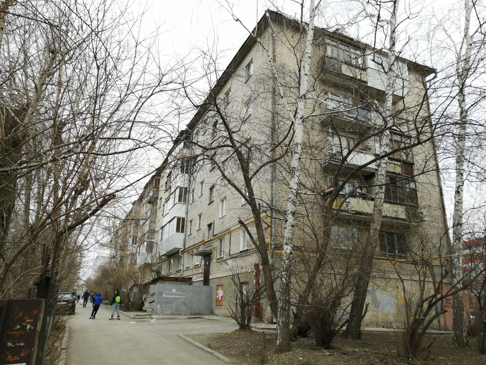 «Всех вывели из квартир, сказали, что у нас бомба в подвале»: в Екатеринбурге эвакуировали жителей шестиэтажки