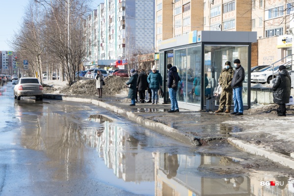 Весной тает снег и асфальт, но колея и ямы остаются Весной тает снег и асфальт, но колея и ямы остаются