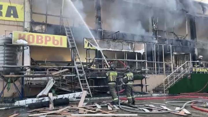 Крупный пожар на улице Уральской в Краснодаре потушили. Площадь увеличилась