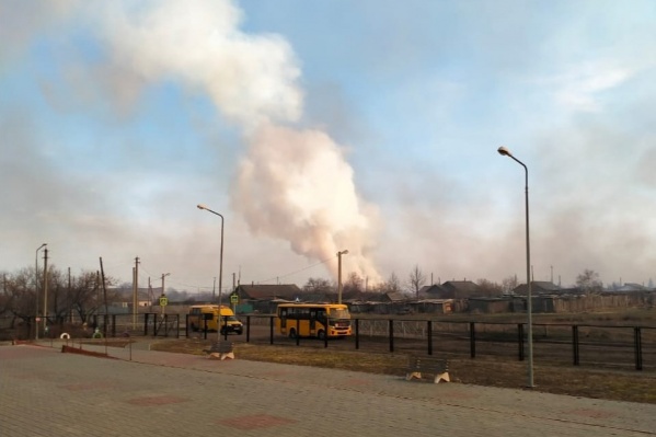 В Целинном районе тушат пожар возле села В Целинном районе тушат пожар возле села