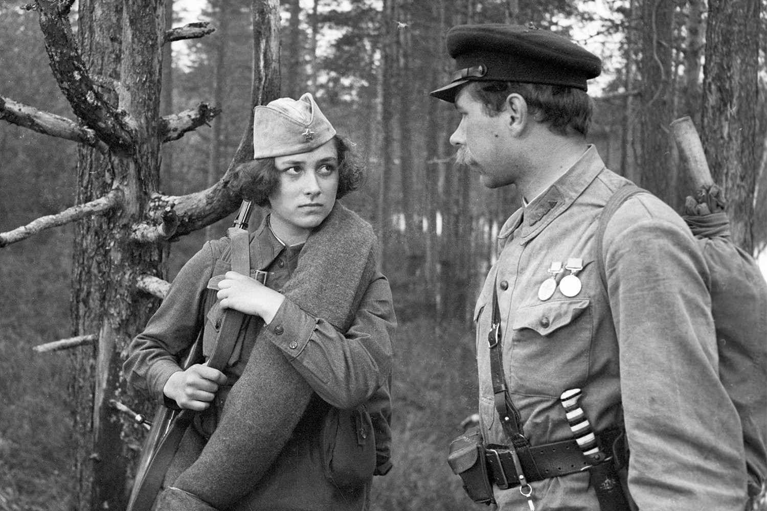 Соня побежала за забытым старшиной кисетом и столкнулась с немцами, убившими ее ударом ножа в грудь Соня побежала за забытым старшиной кисетом и столкнулась с немцами, убившими ее ударом ножа в грудь