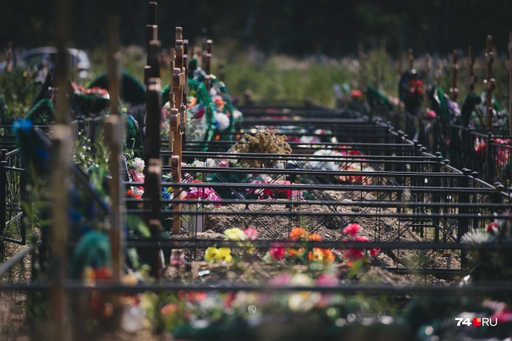 В Челябинске больше десятка кладбищ, в том числе частное