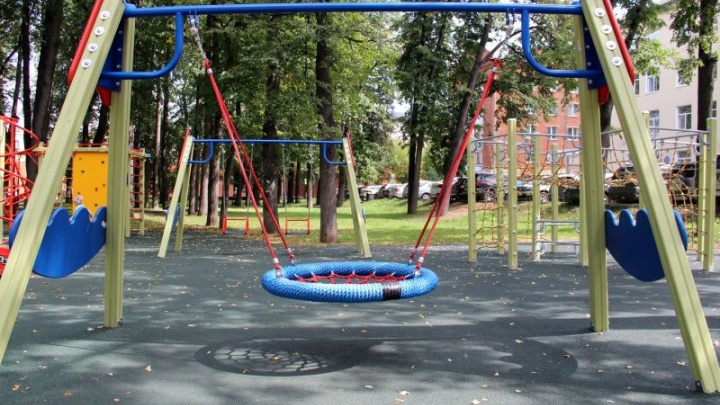 В пермском Саду Декабристов появились две площадки: детская и спортивная