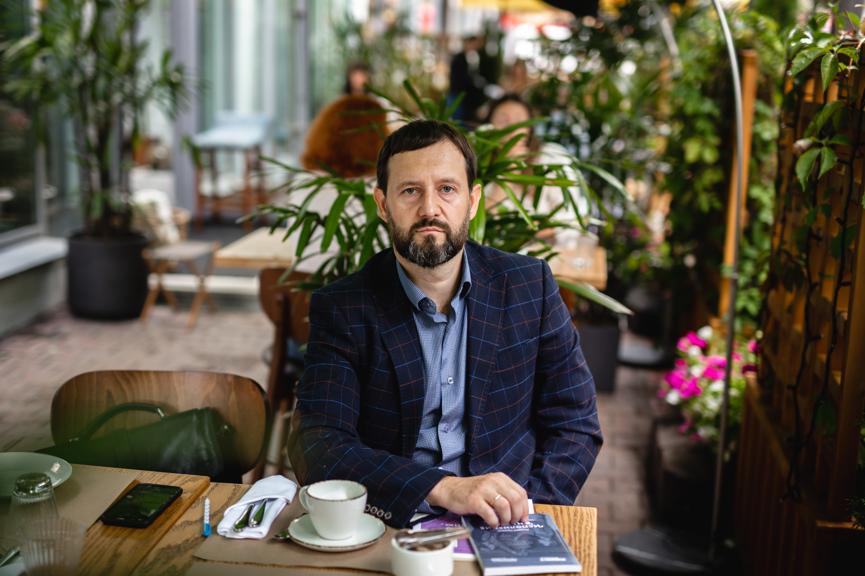 Сергей говорит: «Настоящий мужик должен быть побрит и подстрижен, одет аккуратно. Этого достаточно. Маникюры, педикюры и всё прочее — для меня лишнее» Сергей говорит: «Настоящий мужик должен быть побрит и подстрижен, одет аккуратно. Этого достаточно. Маникюры, педикюры и всё прочее — для меня лишнее»