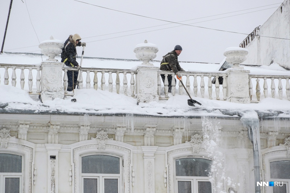 При Владимире Панове стали чаще чистить крыши от снега. При этом промальпинисты не хотели убирать его с тротуаров При Владимире Панове стали чаще чистить крыши от снега. При этом промальпинисты не хотели убирать его с тротуаров