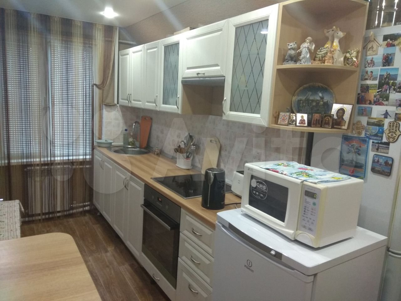На одной полке — фарфор, на второй иконы На одной полке — фарфор, на второй иконы