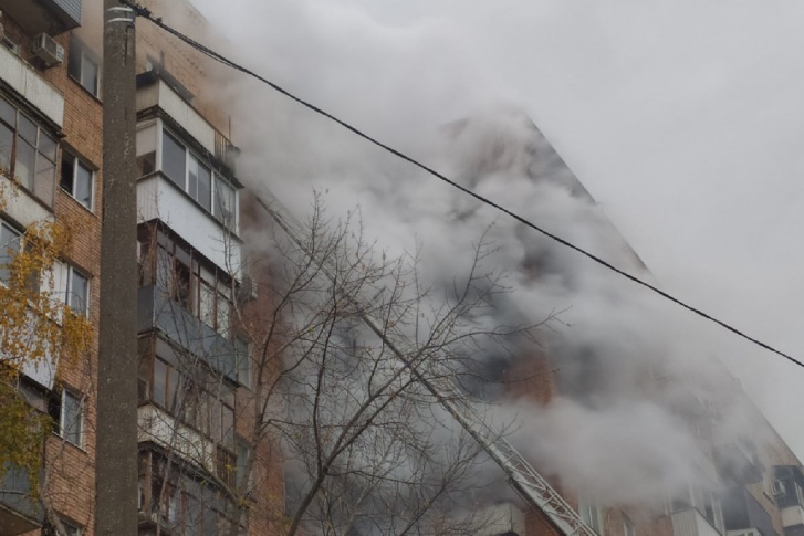 Пожар захватил несколько балконов и квартир Пожар захватил несколько балконов и квартир