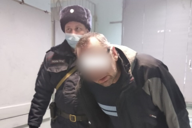 Пьяного дебошира, который избил врача скорой в Екатеринбурге, отправили в колонию на два года