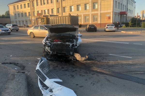Водителю иномарки оказали медицинскую помощь на месте аварии Водителю иномарки оказали медицинскую помощь на месте аварии