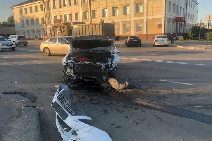 Водителю иномарки оказали медицинскую помощь на месте аварии Водителю иномарки оказали медицинскую помощь на месте аварии