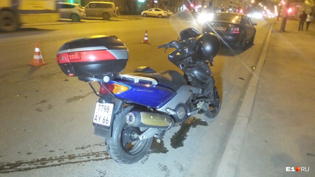 Резко повернула налево: в Екатеринбурге автомобилистка сбила мотоциклиста