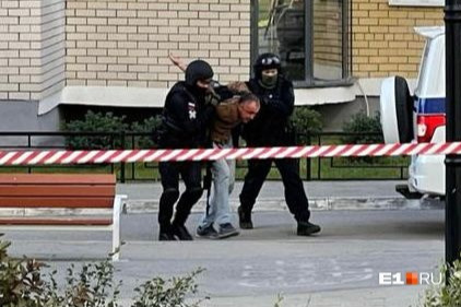 Силовики вывели мужчину из подъезда и доставили в дежурную часть Силовики вывели мужчину из подъезда и доставили в дежурную часть