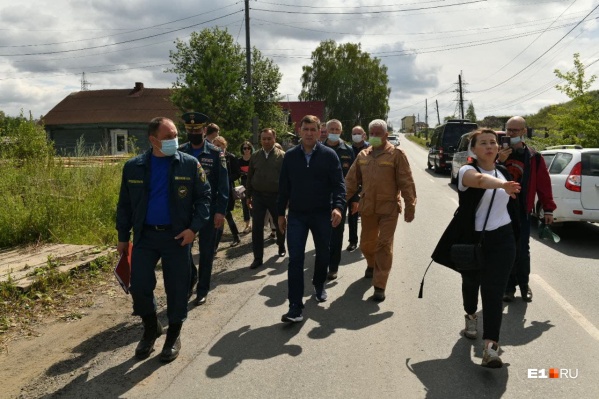 Губернатор приехал с проверкой в Верхнюю Салду, которая только недавно полностью освободилась от воды Губернатор приехал с проверкой в Верхнюю Салду, которая только недавно полностью освободилась от воды