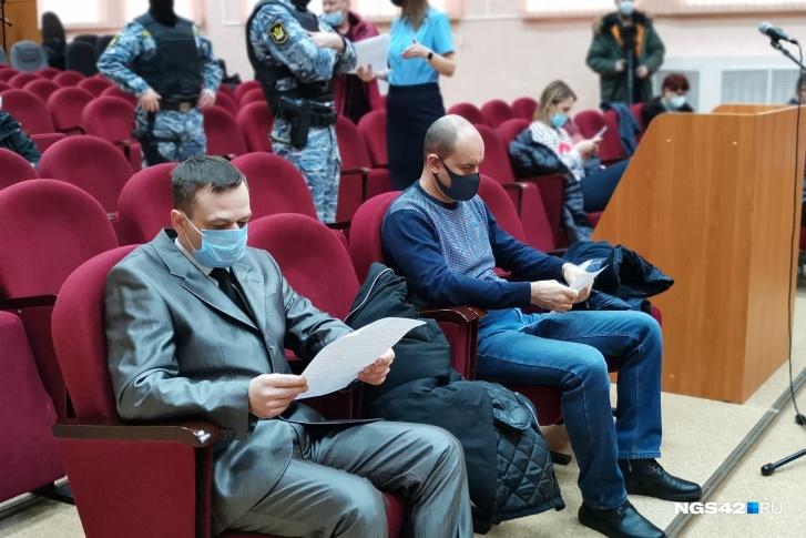Майор Михаил Балашов (слева) и капитан Дмитрий Тарицын в суде. Уголовное дело в отношении полицейских вернули для переквалификации на более тяжелую статью