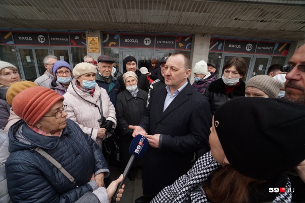 У дворца спорта собрались горожане, не согласные с застройкой стадиона У дворца спорта собрались горожане, не согласные с застройкой стадиона