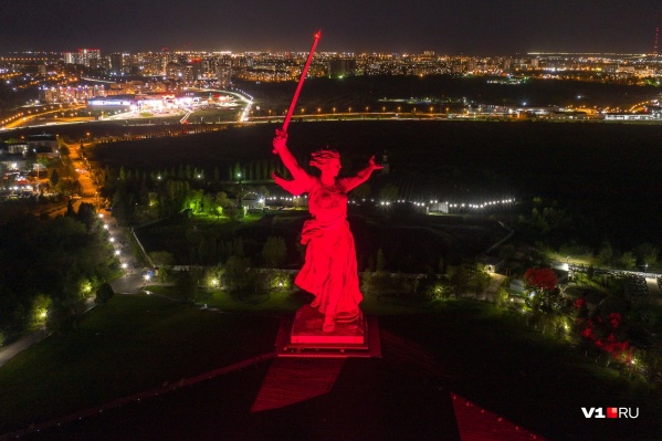 «Родина-мать» 7 мая облачилась в красное полотно «Родина-мать» 7 мая облачилась в красное полотно