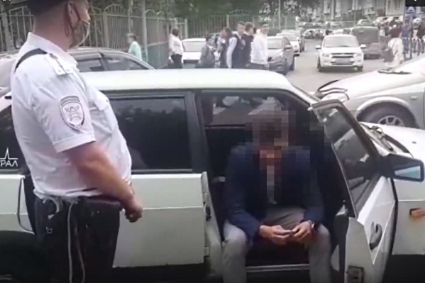 Парня поймали у ворот школы и машину забрали на спецстоянку Парня поймали у ворот школы и машину забрали на спецстоянку