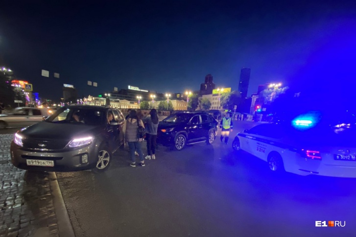 Самокатчик утверждает, что Toyota RAV4 проехала на красный Самокатчик утверждает, что Toyota RAV4 проехала на красный