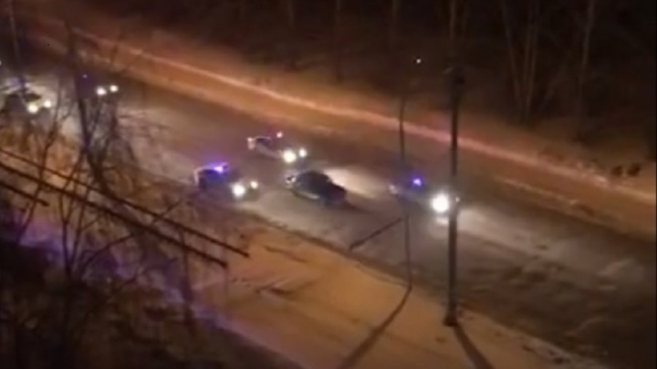 В Екатеринбурге сняли на видео, как 7 машин ДПС со стрельбой гонятся за легковушкой