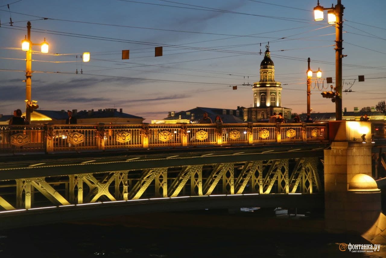 В Петербурге озолотился Дворцовый мост. В честь футболистов