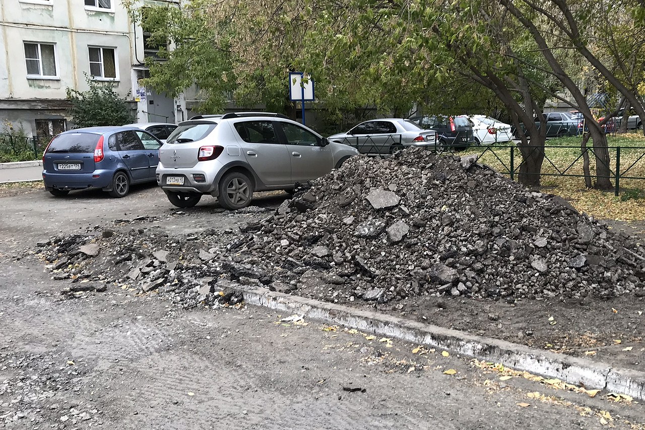 Вскоре на «газон» навалили кучу срезанного асфальта, а потом разровняли. Газоном и не пахнет — пахнет срезанным асфальтом Вскоре на «газон» навалили кучу срезанного асфальта, а потом разровняли. Газоном и не пахнет — пахнет срезанным асфальтом 