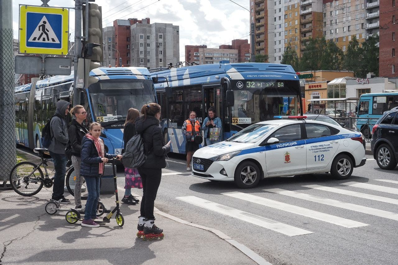 Пешеходы, которые стали очевидцами наезда автобуса на столб на Ленинском, помогли выйти пассажирам. Среди них была женщина с коляской