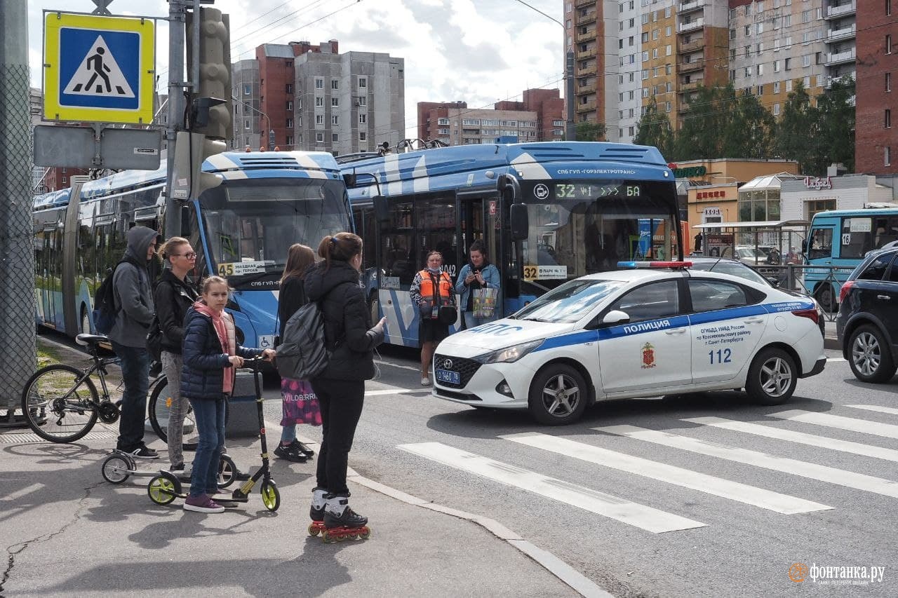 Пассажир вышел. Авария на Ленинском с автобусом. Авария на Ленинском проспекте 27 мая. ДТП СПБ 27 мая на Ленинском проспекте. Авария на Ленинском 27 мая 2021.