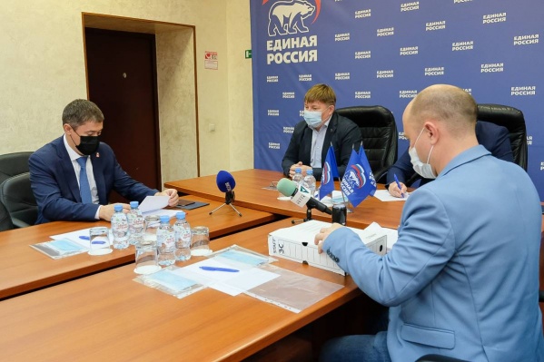 Дмитрий Махонин подает документы на участие в выборах в качестве кандидата на включение в партийный список Дмитрий Махонин подает документы на участие в выборах в качестве кандидата на включение в партийный список