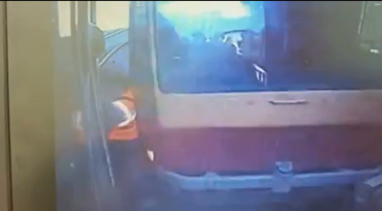 Авария на ВИЗе, где кондуктора сбил трамвайный вагон, попала на камеры: жуткое видео