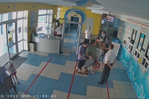 Семья из Астрахани не смогла попасть в аквапарк со своим ребенком Семья из Астрахани не смогла попасть в аквапарк со своим ребенком