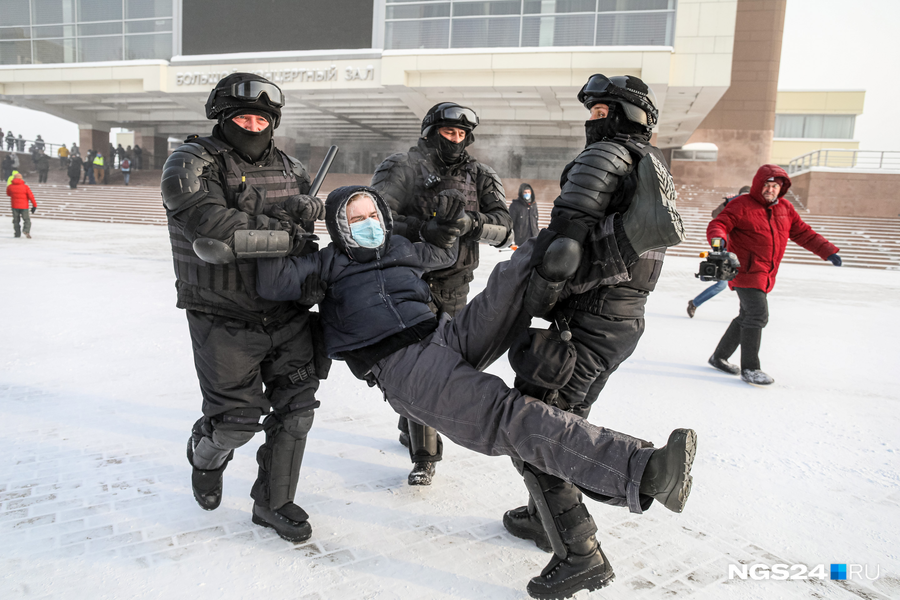 Полицейские подходили, брали за руки и за ноги и несли в автобус Полицейские подходили, брали за руки и за ноги и несли в автобус