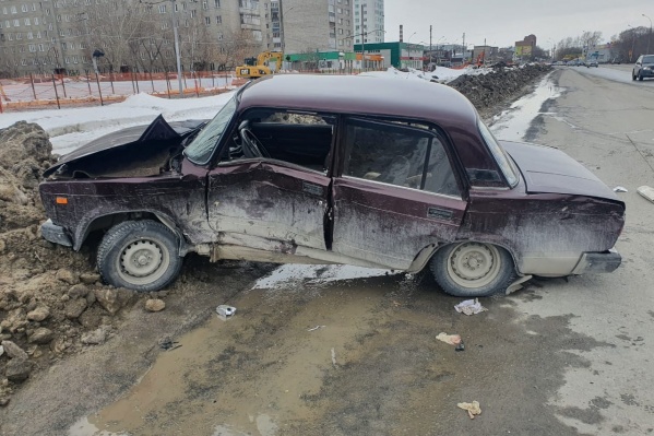 Автомобиль сильно пострадал, как и его владелец Автомобиль сильно пострадал, как и его владелец