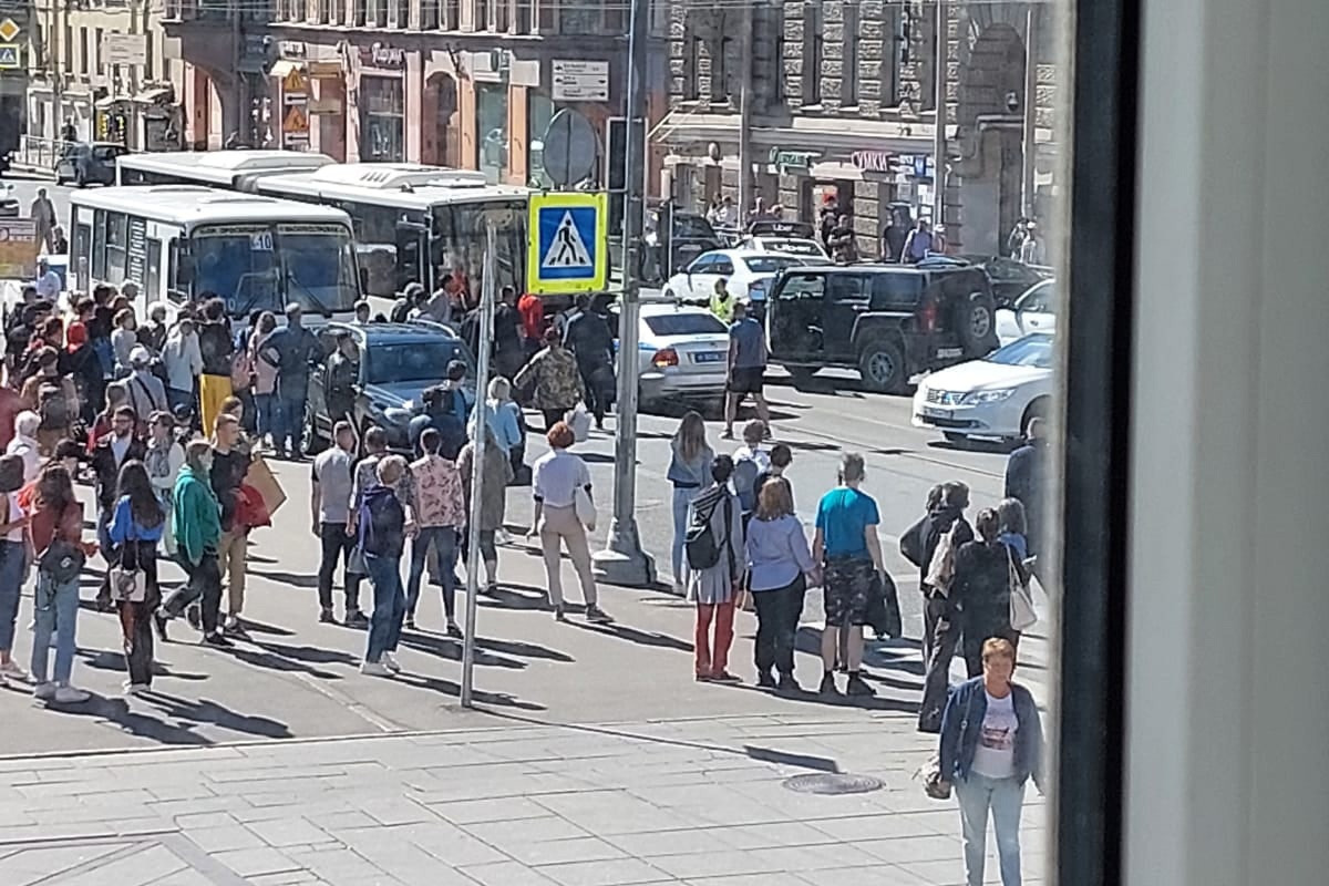 Автобус и машина ДПС столкнулись у «Василеостровской». Ещё один служебный автомобиль ждёт коллег на Петроградской стороне