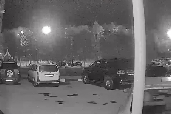 На кадрах с камер видеонаблюдения видно, как неизвестный подошел к автомобилю до поджога На кадрах с камер видеонаблюдения видно, как неизвестный подошел к автомобилю до поджога