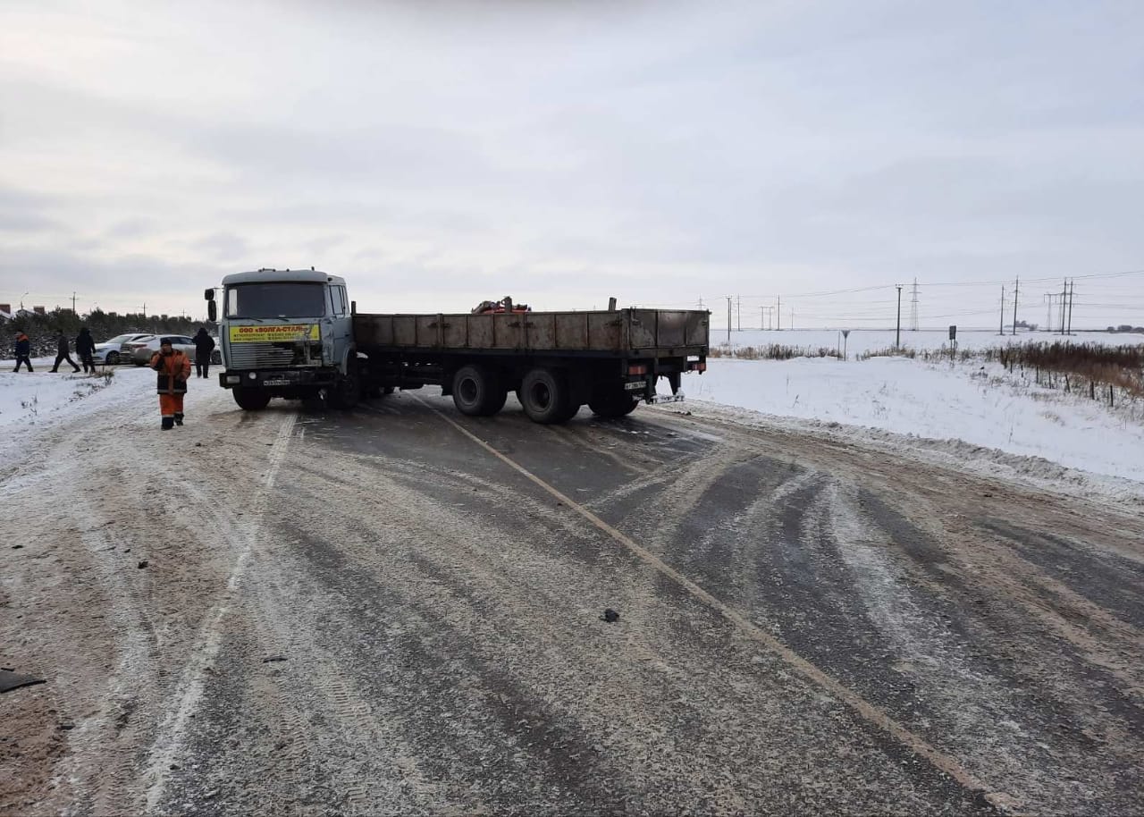 От удара грузовик развернуло От удара грузовик развернуло
