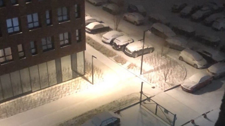 После снегопада в Екатеринбурге взлетели цены на такси: онлайн-репортаж о начале зимы
