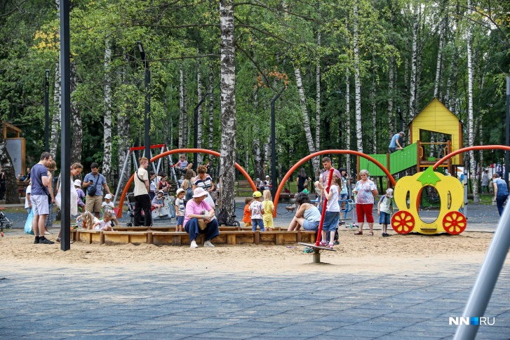 В центре парка большая игровая зона для детей разных возрастов