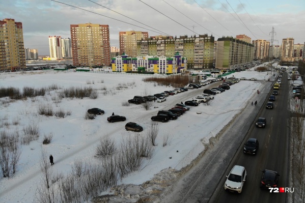 Машины стоят прямо в поле, а водители перебегают через дорогу без светофора и пешеходного перехода Машины стоят прямо в поле, а водители перебегают через дорогу без светофора и пешеходного перехода