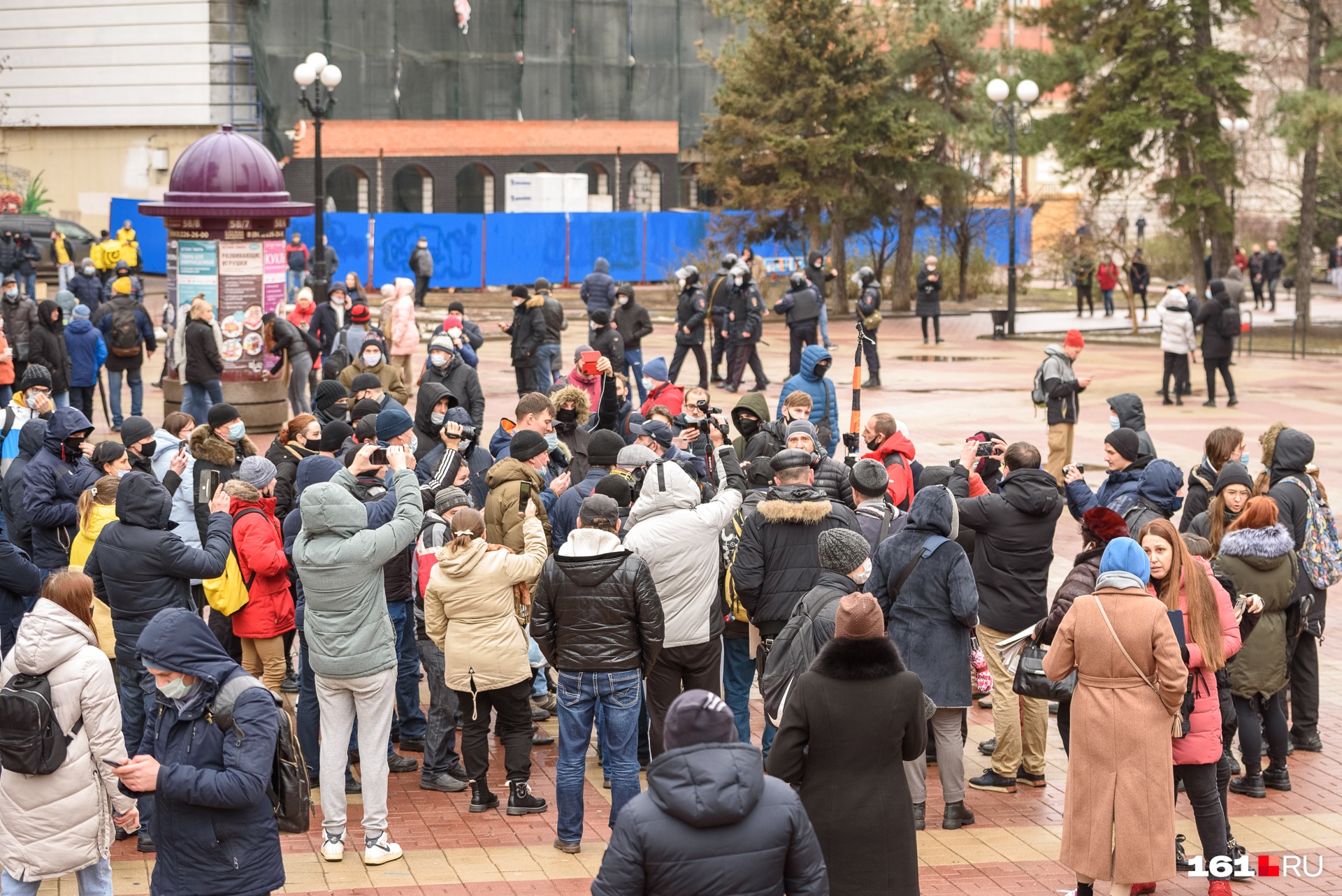 К 12 часам горожане начали стягиваться на площадь перед Публичной библиотекой К 12 часам горожане начали стягиваться на площадь перед Публичной библиотекой