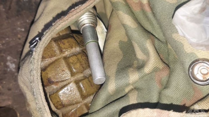 Бойцы екатеринбургского ОМОНа нашли в гараже 77 патронов и боевую гранату Ф-1
